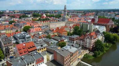 Şehir Mimarisi Avrupa insansız hava aracı eski şehir Opole Polonya 'nın üzerinden geçiyor