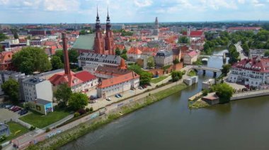 Şehir Mimarisi Avrupa insansız hava aracı eski şehir Opole Polonya 'nın üzerinden geçiyor