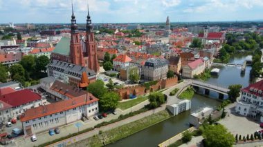 Şehir Mimarisi Avrupa insansız hava aracı eski şehir Opole Polonya 'nın üzerinden geçiyor