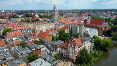 Şehir Mimarisi Avrupa insansız hava aracı eski şehir Opole Polonya 'nın üzerinden geçiyor