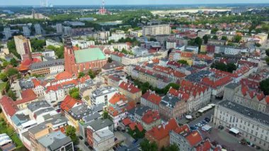 Şehir Mimarisi Avrupa insansız hava aracı eski şehir Opole Polonya 'nın üzerinden geçiyor