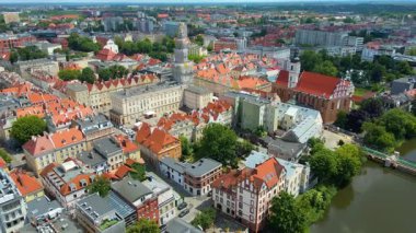 Şehir Mimarisi Avrupa insansız hava aracı eski şehir Opole Polonya 'nın üzerinden geçiyor