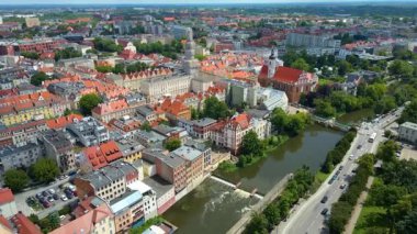 Şehir Mimarisi Avrupa insansız hava aracı eski şehir Opole Polonya 'nın üzerinden geçiyor
