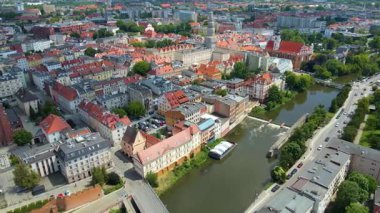 Şehir Mimarisi Avrupa insansız hava aracı eski şehir Opole Polonya 'nın üzerinden geçiyor