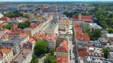 Şehir Mimarisi Avrupa insansız hava aracı eski şehir Opole Polonya 'nın üzerinden geçiyor