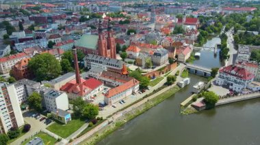Şehir Mimarisi Avrupa insansız hava aracı eski şehir Opole Polonya 'nın üzerinden geçiyor