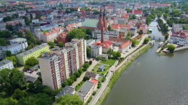 Şehir Mimarisi Avrupa insansız hava aracı eski şehir Opole Polonya 'nın üzerinden geçiyor