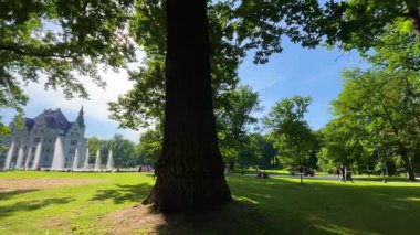 Moszna Şatosu, 10 Haziran 2025 'te Moszna Polonya yakınlarındaki köy mimarisi.