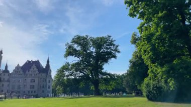 Moszna Şatosu, 10 Haziran 2025 'te Moszna Polonya yakınlarındaki köy mimarisi.