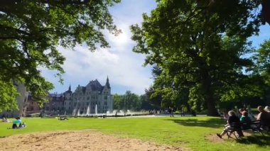 Moszna Şatosu, 10 Haziran 2025 'te Moszna Polonya yakınlarındaki köy mimarisi.