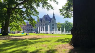 Moszna Şatosu, 10 Haziran 2025 'te Moszna Polonya yakınlarındaki köy mimarisi.