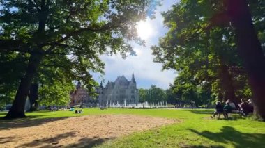 Moszna Şatosu, 10 Haziran 2025 'te Moszna Polonya yakınlarındaki köy mimarisi.