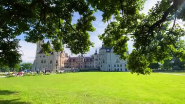 Moszna Şatosu, 10 Haziran 2025 'te Moszna Polonya yakınlarındaki köy mimarisi.