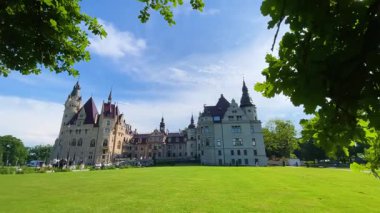 Moszna Şatosu, 10 Haziran 2025 'te Moszna Polonya yakınlarındaki köy mimarisi.