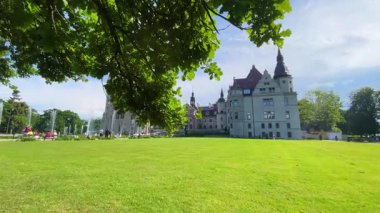 Moszna Şatosu, 10 Haziran 2025 'te Moszna Polonya yakınlarındaki köy mimarisi.