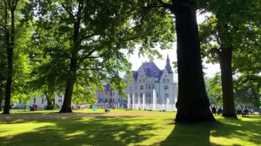 Moszna Şatosu, 10 Haziran 2025 'te Moszna Polonya yakınlarındaki köy mimarisi.