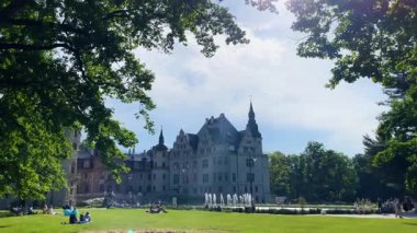 Moszna Şatosu, 10 Haziran 2025 'te Moszna Polonya yakınlarındaki köy mimarisi.