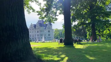 Moszna Şatosu, 10 Haziran 2025 'te Moszna Polonya yakınlarındaki köy mimarisi.