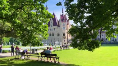 Moszna Şatosu, 10 Haziran 2025 'te Moszna Polonya yakınlarındaki köy mimarisi.