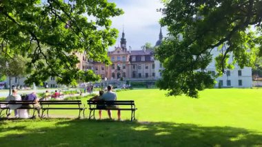 Moszna Şatosu, 10 Haziran 2025 'te Moszna Polonya yakınlarındaki köy mimarisi.