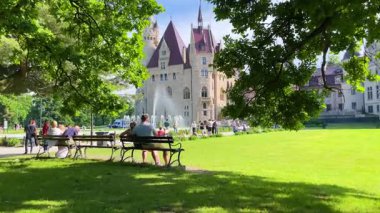 Moszna Şatosu, 10 Haziran 2025 'te Moszna Polonya yakınlarındaki köy mimarisi.