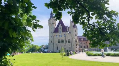 Moszna Şatosu, 10 Haziran 2025 'te Moszna Polonya yakınlarındaki köy mimarisi.