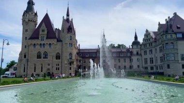 Moszna Şatosu, 10 Haziran 2025 'te Moszna Polonya yakınlarındaki köy mimarisi.