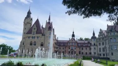 Moszna Şatosu, 10 Haziran 2025 'te Moszna Polonya yakınlarındaki köy mimarisi.