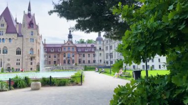 Moszna Şatosu, 10 Haziran 2025 'te Moszna Polonya yakınlarındaki köy mimarisi.