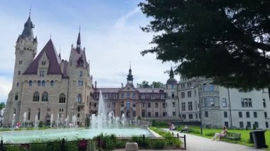 Moszna Şatosu, 10 Haziran 2025 'te Moszna Polonya yakınlarındaki köy mimarisi.