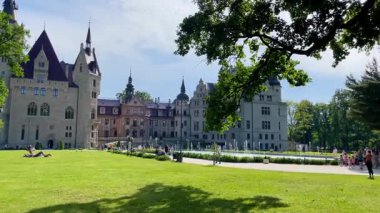 Moszna Şatosu, 10 Haziran 2025 'te Moszna Polonya yakınlarındaki köy mimarisi.