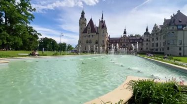 Moszna Şatosu, 10 Haziran 2025 'te Moszna Polonya yakınlarındaki köy mimarisi.