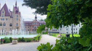 Moszna Şatosu, 10 Haziran 2025 'te Moszna Polonya yakınlarındaki köy mimarisi.