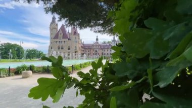 Moszna Şatosu, 10 Haziran 2025 'te Moszna Polonya yakınlarındaki köy mimarisi.