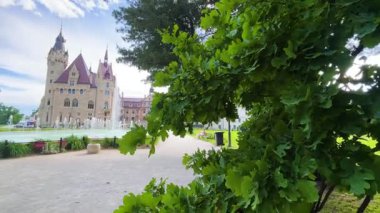 Moszna Şatosu, 10 Haziran 2025 'te Moszna Polonya yakınlarındaki köy mimarisi.