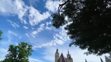 Moszna Şatosu, 10 Haziran 2025 'te Moszna Polonya yakınlarındaki köy mimarisi.