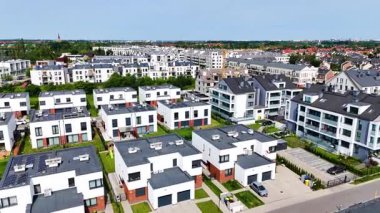 Şehir sokağı Yeni modern bölge mimari konut inşaatı Wroclaw Polonya