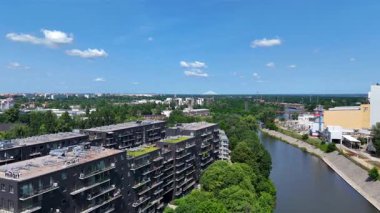 Şehir sokağı Yeni modern bölge mimari konut inşaatı Wroclaw Polonya