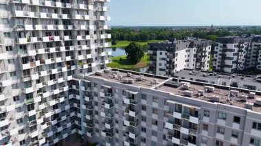 Şehir Caddesi Yeni Modern Mimari Konut İnşaatı 17 Haziran 2025 Wroclaw Polonya