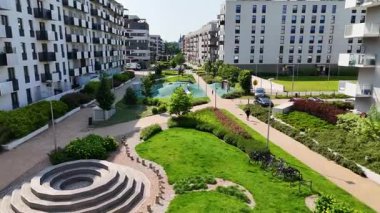 Şehir Caddesi Yeni Modern Mimari Konut İnşaatı 17 Haziran 2025 Wroclaw Polonya