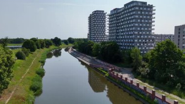 Şehir Caddesi Yeni Modern Mimari Konut İnşaatı 17 Haziran 2025 Wroclaw Polonya