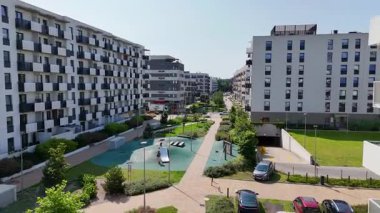 Şehir Caddesi Yeni Modern Mimari Konut İnşaatı 17 Haziran 2025 Wroclaw Polonya