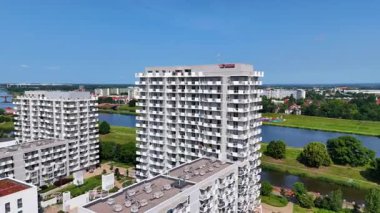 Şehir Caddesi Yeni Modern Mimari Konut İnşaatı 17 Haziran 2025 Wroclaw Polonya