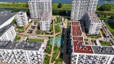 Şehir Caddesi Yeni Modern Mimari Konut İnşaatı 17 Haziran 2025 Wroclaw Polonya