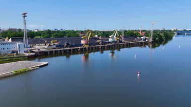 Nehir limanı drone görüntüsü üstgeçişi
