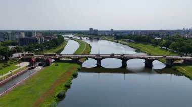 Şehir merkezi insansız hava aracı manzaralı Wroclaw Polonya