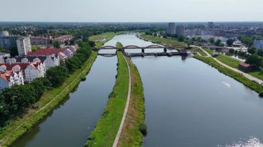 Şehir merkezi insansız hava aracı manzaralı Wroclaw Polonya