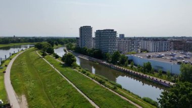 Şehir merkezi insansız hava aracı manzaralı Wroclaw Polonya