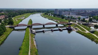 Şehir merkezi insansız hava aracı manzaralı Wroclaw Polonya
