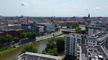 Şehir merkezi insansız hava aracı manzaralı Wroclaw Polonya